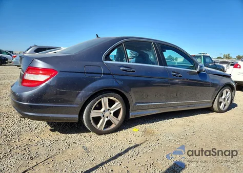 2011 Mercedes-Benz C 300 z USA, uszkodzony, nr VIN WDDGF5EB3BR137460